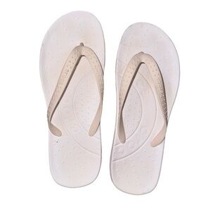 Crocs white rubber flip flops women’s shoes size 9 men’s size 8
